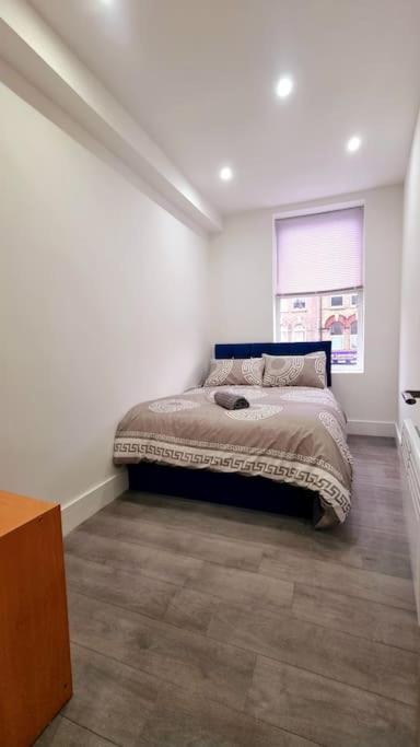 2 Bed Cosy Flat Close To Bus & Tube Station London Exterior photo